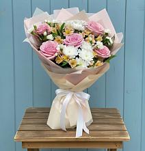 Букет цветов из:  Гвоздики, Орхидеи и Розы в Калитвенской