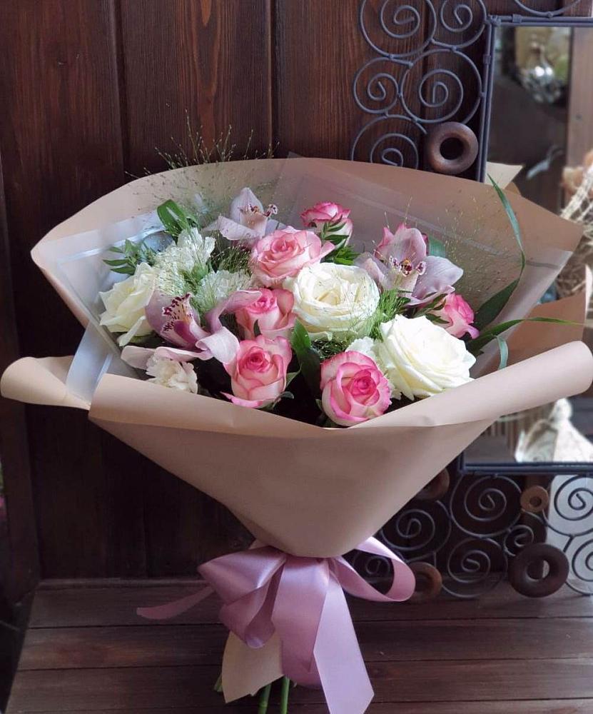 Букет цветов из: Гвоздики, Орхидеи, Розы и Хризантемы в Калитвенской