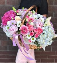 Композиция солнечный день в Калитвенской Цветочная композиция из Розы, Хризантемы, Пионы и Лизиантусы в корзине в Калитвенской