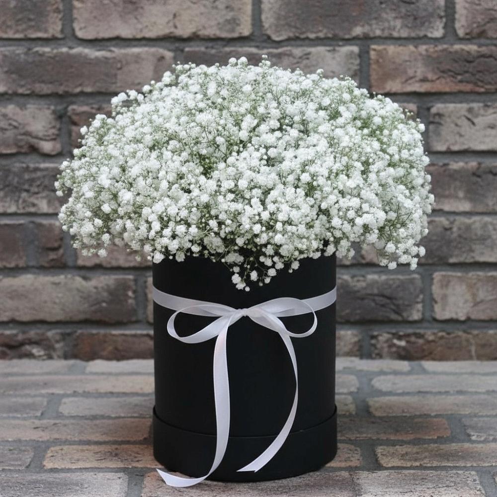 Цветочная композиция из Гипсофила в шляпной коробке в Калитвенской