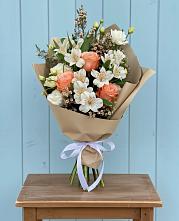 Букет цветов из:  Альстромерии, Лизиантусы, Розы и Хризантемы в Калитвенской