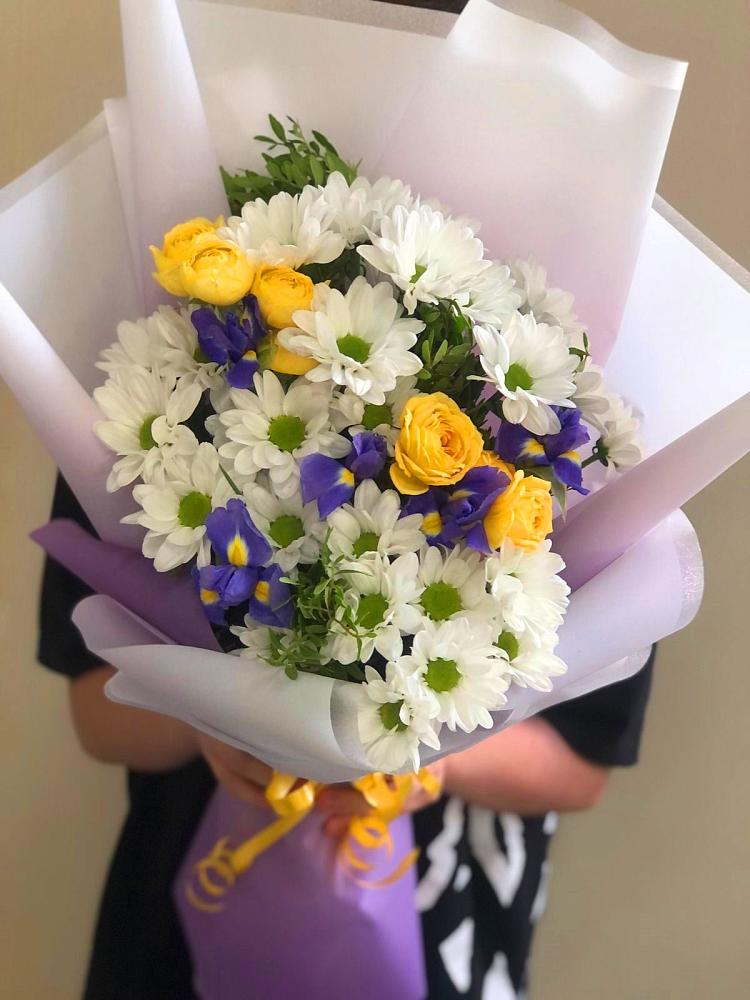 Букет цветов из: Ирисы, Хризантемы и Розы в Калитвенской