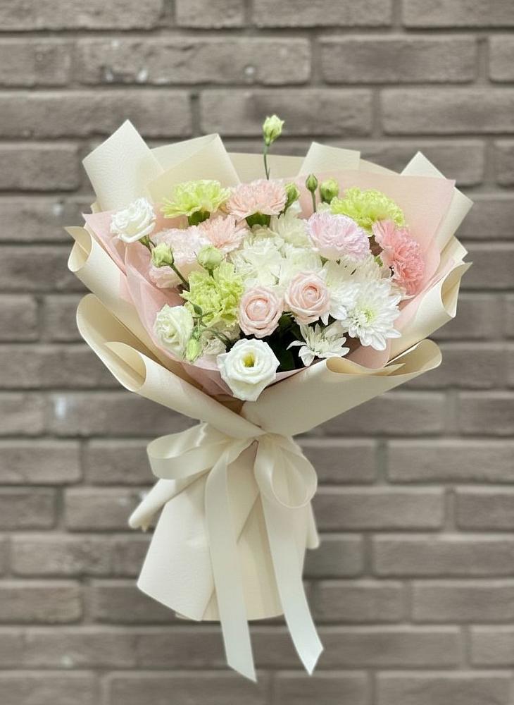 Букет цветов из: Гвоздики, Розы, Лизиантусы и Хризантемы в Калитвенской