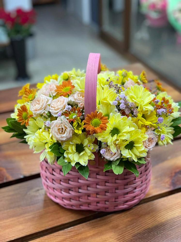 Цветочная композиция из Хризантемы и Розы в корзине в Калитвенской