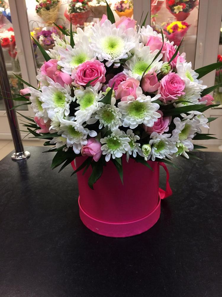 Цветочная композиция из Розы и Хризантемы в шляпной коробке в Калитвенской