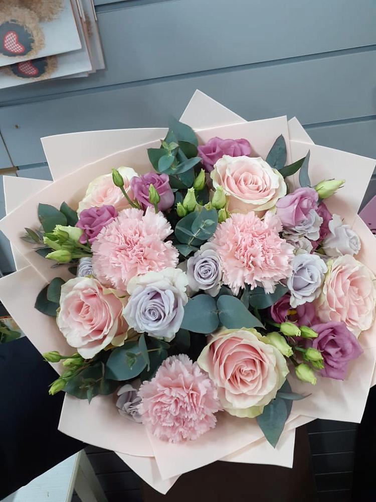 Букет цветов из: Розы, Гвоздики и Лизиантусы в Калитвенской